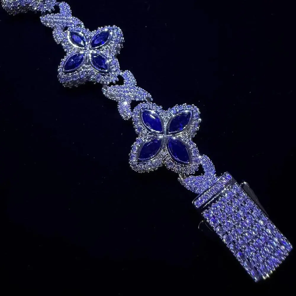 Iced navy clover flower bracelet - Picture 4 of 8